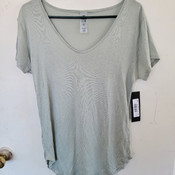 NWT MonoB sage green vneck lightweight top size S - Picture 3 of 5